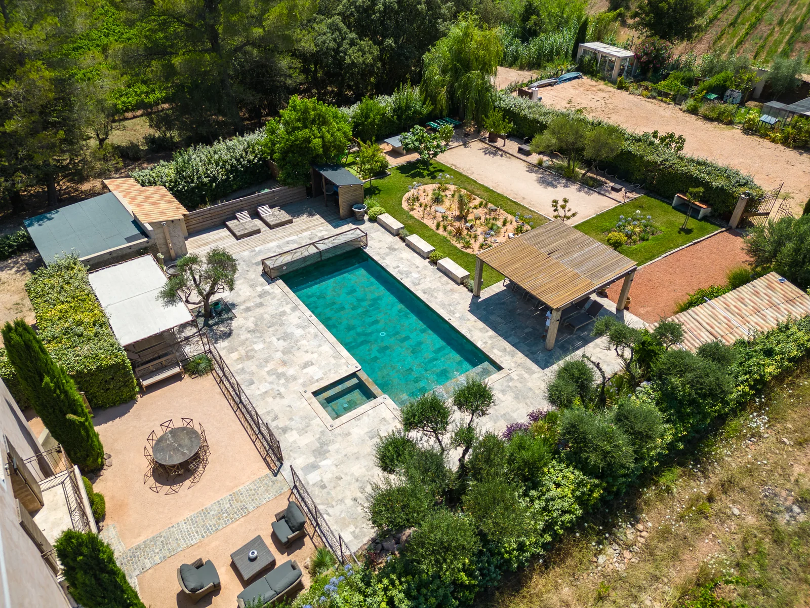 La piscine, la pergola et les jardins vus du ciel